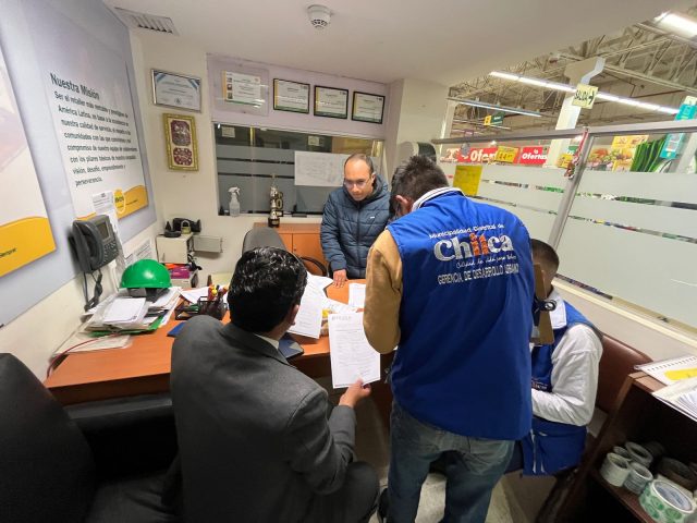 EQUIPO TÉCNICO DE LA MUNICIPALIDAD DE CHILCA REALIZA INSPECCIÓN AL CENTRO COMERCIAL METRO