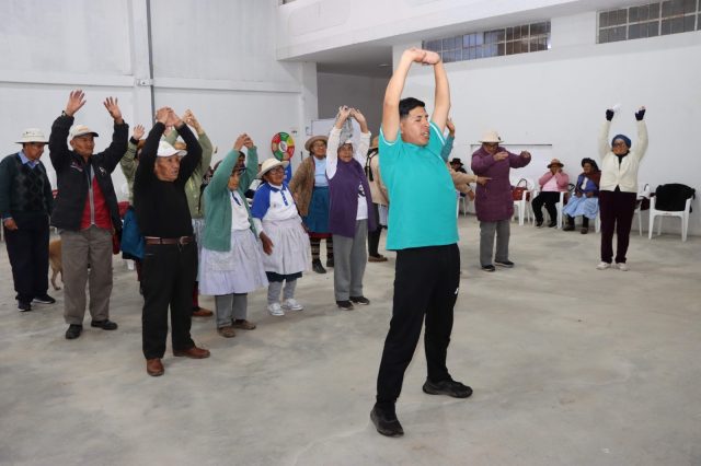 ADULTOS MAYORES DISFRUTAN DE TERAPIAS FÍSICAS EN CHILCA