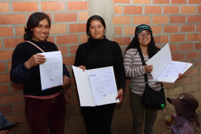 ALCALDE DAMAS ENTREGA NUMERACIONES DE FINCA EN EL BARRIO LA UNIÓN