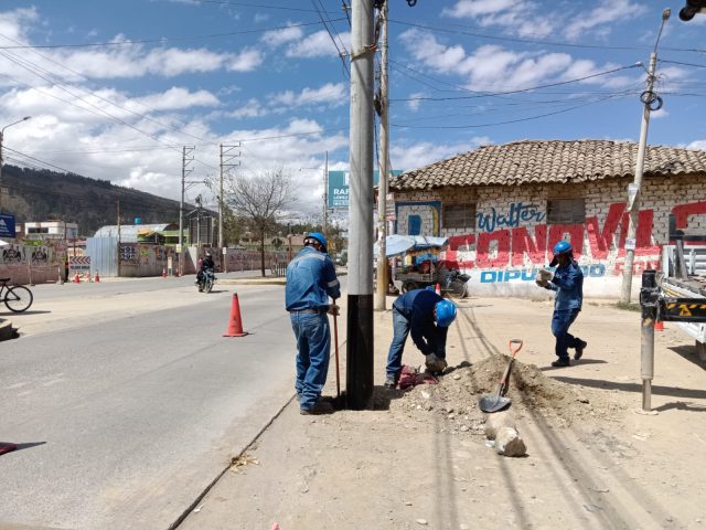 MUEVEN POSTES QUE OBSTACULIZABAN LA VÍA EN EL JR. NARCISO POMA