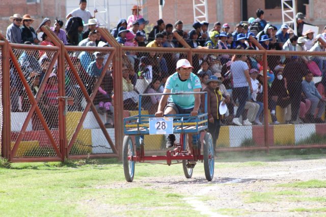 TRICICLEROS DEMOSTRARAN SU DESTREZA EN UNA IMPONENTE CARRERA