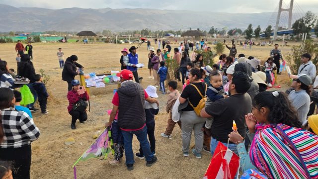 CHICOS Y GRANDES LLENARON DE COLOR Y ALEGRÍA EL CIELO DE AUQUIMARCA
