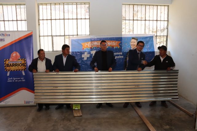 COMUNEROS DE AUQUIMARCA RECIBEN MATERIALES PARA IMPLEMENTAR SU LOCAL COMUNAL