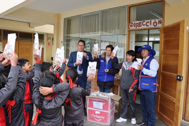 ESCOLARES DE PRIMARIA EN CHILCA RECIBEN KITS DE LIMPIEZA BUCAL