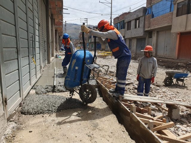 AVANZA PISTAS Y VEREDAS EN BARRIO INTEGRACIÓN