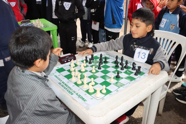 NIÑO CON DISCAPACIDAD VISUAL DESTACA EN TORNEO DE AJEDREZ EN CHILCA