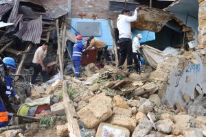 RESCATAN GATITOS BEBÉS ENTRE ESCOMBROS DURANTE LABORES DE APOYO A DAMNIFICADOS EN CHILCA