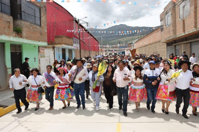 ALCALDE DAMAS ENTREGA LA OBRA MÁS ESPERADA Y PONE FIN A 33 CUADRAS DE POLVO Y BARRO EN ROMANCOTO